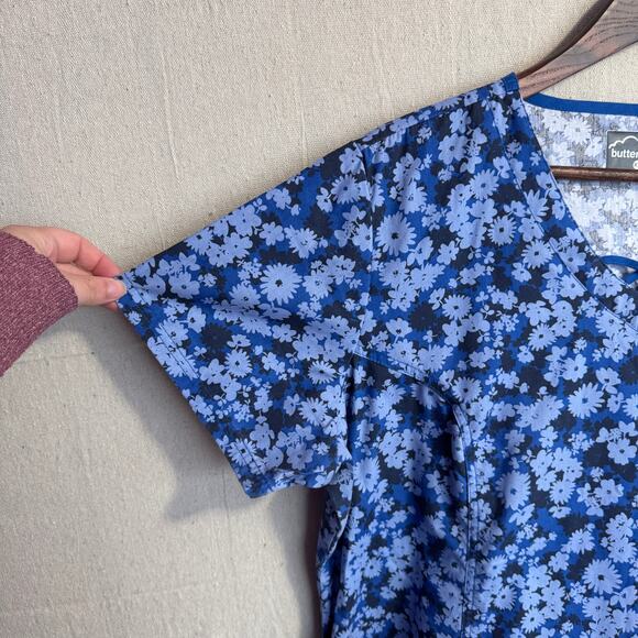 Butter-Soft Scrub Top Size XL Blue Floral V-Neck Short Sleeve with Pockets - Picture 3 of 13